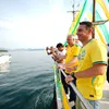 Flávio Bolsonaro faz aceno ao Nordeste durante barqueata no Rio - Imagem