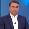 Flávio é confrontado por ligação com Vorcaro, não responde e rebate com ataques à Globo