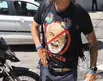 Aliado de Flávio Bolsonaro exibe arma durante confusão com candidato do PSOL