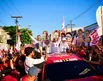 Jerônimo mobiliza apoiadores em caminhada pelas ruas de Camaçari
