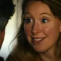 50ª Mostra de São Paulo encerra com documentário sobre Elizabeth Holmes imagem