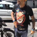 Aliado de Flávio Bolsonaro exibe arma durante confusão com candidato do PSOL imagem
