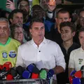 Aliados de Flávio Bolsonaro contestam resultado das urnas e citam apoio divino imagem