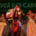 Anitta assume posto deixado por Virginia e é coroada rainha de bateria imagem
