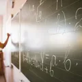 Aposentadoria de professores muda em 2027; saiba novas regras imagem