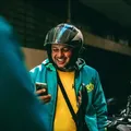 App de entregas oferece curso gratuito para motoboys virarem blogueiro imagem