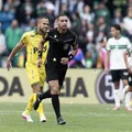 Árbitro marca pênalti em choque entre jogadores do mesmo time imagem
