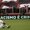 Artilheiro do Brasileirão é alvo de ataques racistas após clássico imagem