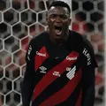 Artilheiro do Brasileirão supera Tevez e quebra recorde na competição imagem