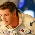 Ator Pedro Pascal aparece com camiseta de Lula e chama atenção imagem