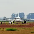 Avião com mais de 150 pessoas a bordo sai da pista e atola no Brasil imagem