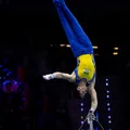 Brasileiro cai e sofre corte na cabeça durante Mundial de Ginástica imagem