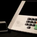 Brasileiros começam a votar para presidente neste sábado (3) imagem