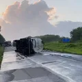 Caminhão tomba e deixa trecho da BR-324 parcialmente interditado imagem