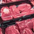 Carne na bandeja preta é melhor? Saiba como escolher o alimento imagem