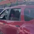 Carro desgovernado faz ultrapassagens perigosas e bate em veículos na Estrada do Coco imagem