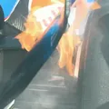 Carro pega fogo no primeiro treino da Fórmula 1 no Azerbaijão imagem
