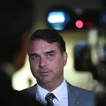 Defesa teme prisão de Flávio Bolsonaro por ordem de Alexandre de Moraes imagem