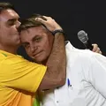 Do azarão ao cavalo manco: Dark Horse impactou as chances de Flávio Bolsonaro nas urnas? imagem