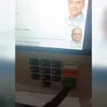 Eleitor de Flávio Bolsonaro é filmado com arma dentro de cabine de votação imagem