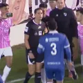 Em jogo sem VAR, árbitro vê replay no celular e toma decisão crucial imagem