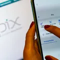 Endividados com cartão e Pix podem ter alívio no bolso; entenda imagem