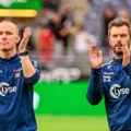 Entenda como time estreante na Champions tem dois técnicos imagem