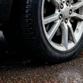 Entenda o que é o barulho de apito ao frear na chuva ou piso molhado imagem