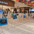 Exposição reúne pinturas de crianças autistas em shopping de Salvador imagem