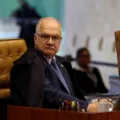 Fachin avalia afastar Mendonça para assumir comando do caso Master imagem