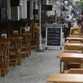 Famosa rede de restaurantes é condenada a pagar R$ 15 mil a garçom proibido de sentar imagem