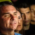 Fim do concurso público? Proposta da campanha de Flávio Bolsonaro sugere trocar trabalhadores por IA imagem
