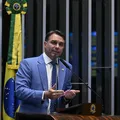 Flávio Bolsonaro pode perder mandato de senador após fuga para os EUA imagem