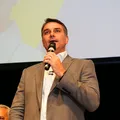 Flávio Bolsonaro pode ter candidatura cassada por aliança com Marçal imagem