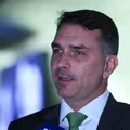 Flávio Bolsonaro recebe 659 votos e vence o 1º turno dos EAU imagem