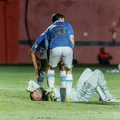 Goleiro cai segundos antes do início do jogo entre Vitória e Grêmio imagem