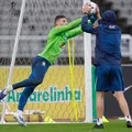 Goleiro tem falha bizarra após ser chamado por Ancelotti para Seleção imagem