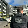 Homem é preso por feminicídio após asfixiar companheira em Salvador imagem