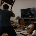 Homem quebra móveis de casa em ataque de fúria e é condenado a pagar R$ 8 mil imagem