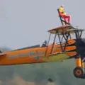 Idosa de 99 anos entra para o Guinness após acrobacia em asa de avião imagem