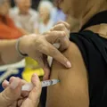 Idosos têm nova vacina grátis no SUS; veja quem pode tomar imagem