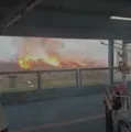 Incêndio provoca correria e fumaça perto de estação de metrô em Salvador imagem