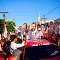 Jerônimo mobiliza apoiadores em caminhada pelas ruas de Camaçari imagem