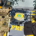 Líder do CV é preso com arma e explosivos após troca de tiros com PRF imagem
