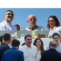 Lula e Flávio Bolsonaro participam de missas no Dia de N. S. Aparecida imagem