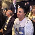 Mãe de Ana Clara acompanha debate entre Lula e Flávio na TV Globo imagem