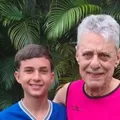 Mãe descobre que colega de futebol do filho é Chico Buarque imagem