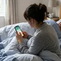 Mexer no celular do parceiro sem autorização pode ser crime; entenda imagem