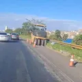 Motociclista morre ao bater em rolo compactador em Salvador imagem