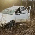 Motorista fica ferido após carro capotar na BA-120 imagem